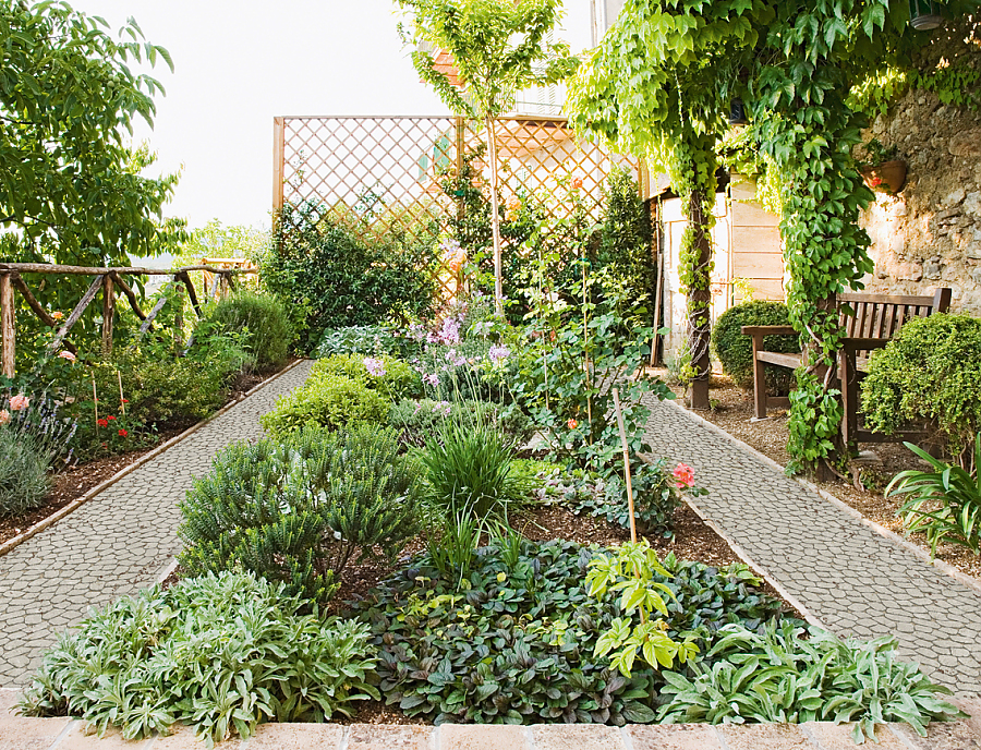 Gartenweg mit ARENA VIVA Pflastersteinen in der Farbe Nr. 10 Naturgrau