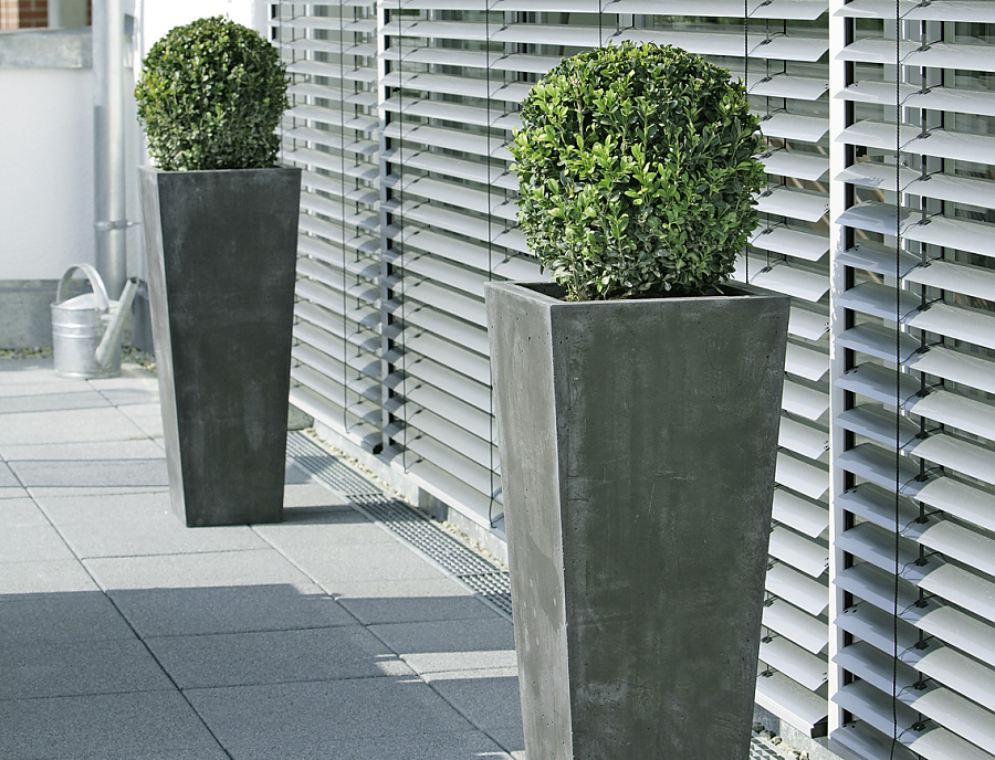 Terrasse mit Gestaltungselement CONCRETE Pflanzgefäße Typ 1 in der Farbe Anthrazit
