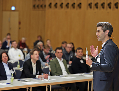 Felix Braun spricht vor Publikum