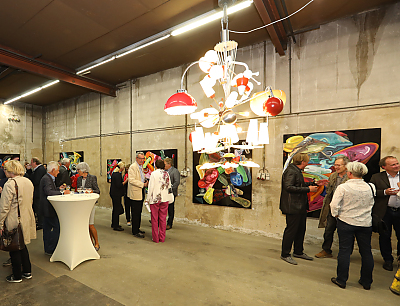 Besucher bei der Vernissage