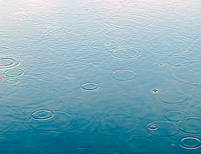 Tropfen fallen auf Wasser