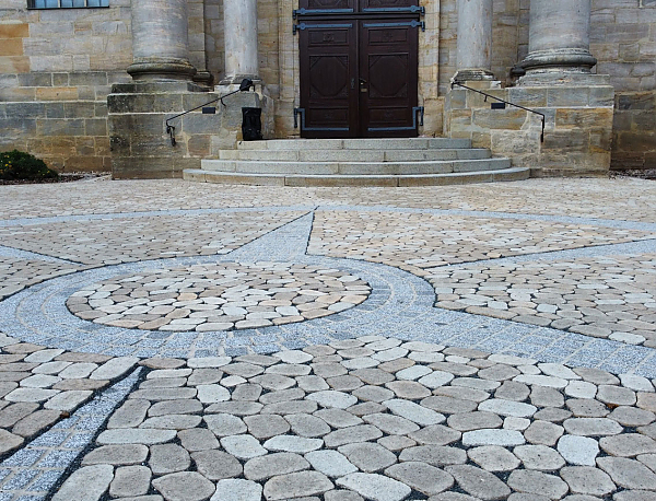 Terrasse beim Schloss Monrepos mit SANTURO Terrassenplatten