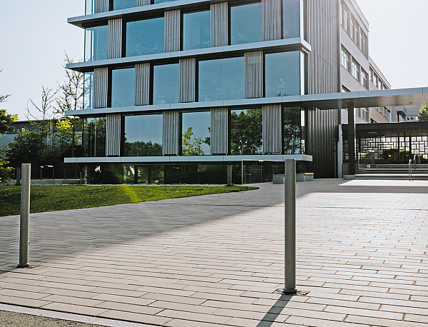 VELVET CONCRETE PLANLINE und FERRO CONCRETE Pflastersteine im Eingangsbereich der Züblin-Niederlassung