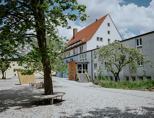 Terrasse beim Schloss Monrepos mit SANTURO Terrassenplatten