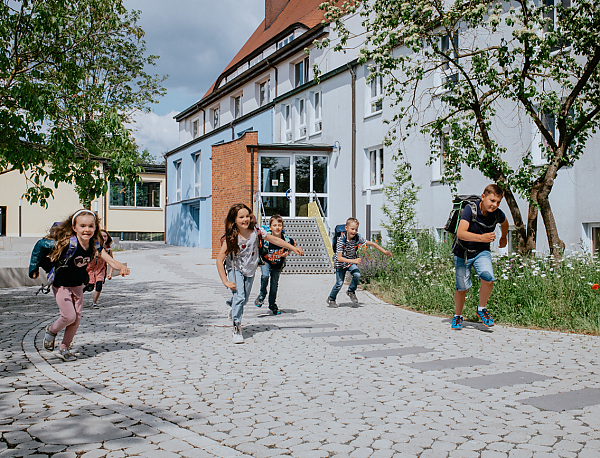Arena Pflastersteine und Platten auf einem Schulhof