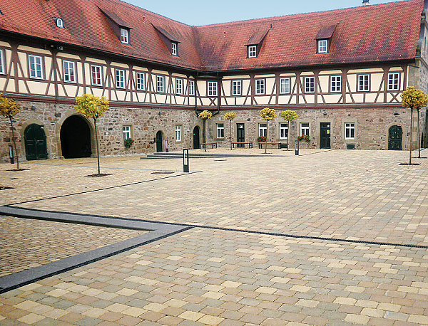 ARENA Pflastersteine und TEGULA Pflastersteine im Schlosshof Michelbach