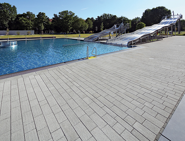 LAMBADA Pflastersteine im Freibad in Nuernberg