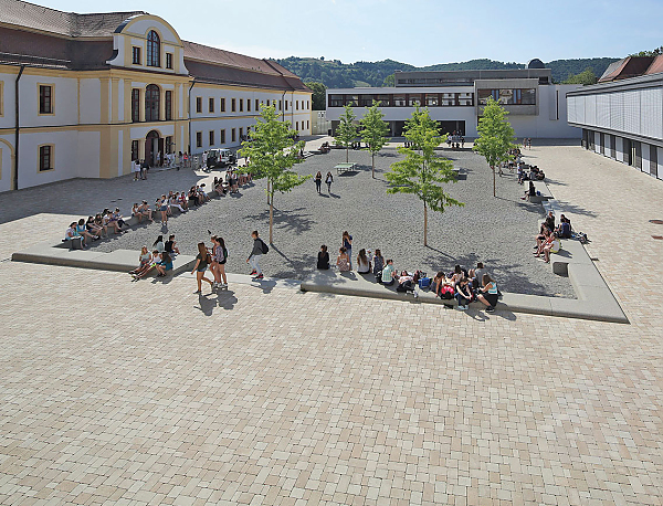 Schulhofgestaltung in Rebdorf mit TEGULA Pflastersteinen