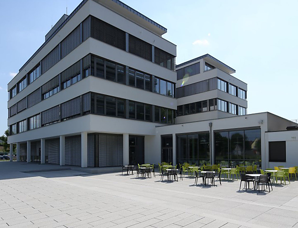 Verlagshaus Nürnberg mit Pflastersteinen und Platten von braun-steine