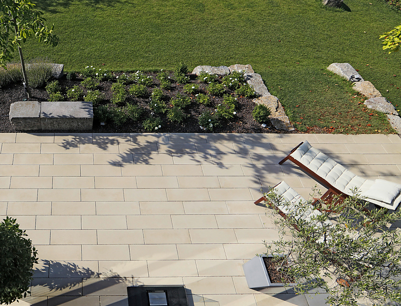 Terrasse im mediterranen Stil mit SPIRELL PLANLINE Pflastersteinen