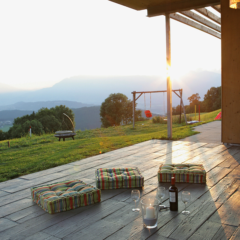 Terrasse im romantischen Stil mit MAHORA Dielenstein