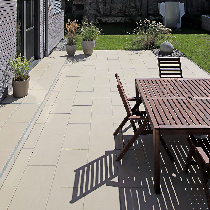 Terrasse im Landhausstil mit FORUM S Terrassenplatten