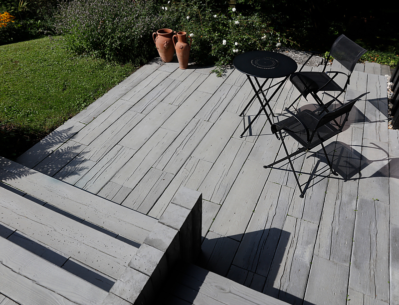 Terrasse im Landhausstil mit MAHORA Dielensteinen