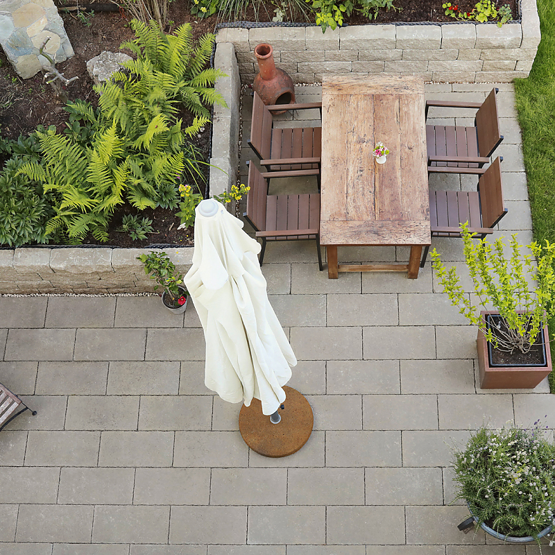 Terrasse im Landhausstil mit SANTURO Terrassenplatten