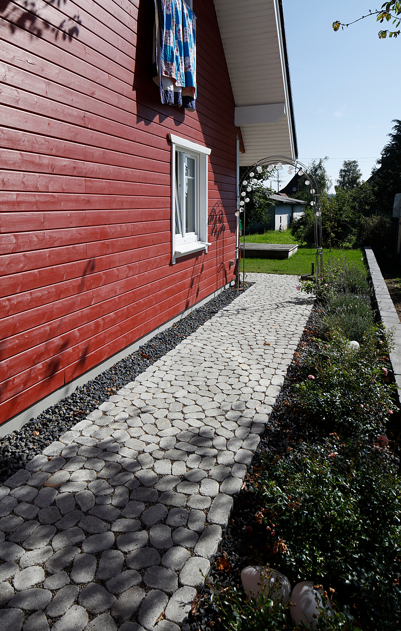 Gartenweg im Landhausstil mit ARENA Pflastersteinen