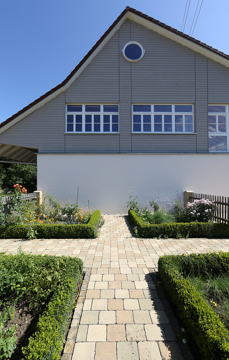 Gartenweg im Landhausstil mit TEGULA Pflastersteinen