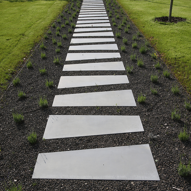 Moderner Gartenweg mit MEZZO Trapezplatten