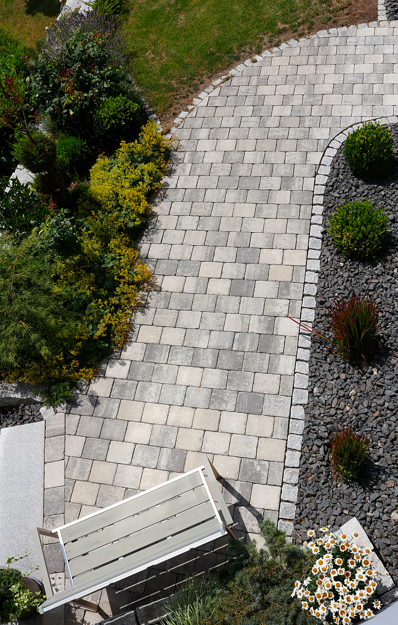 Moderner Gartenweg mit TEGULA Pflastersteine