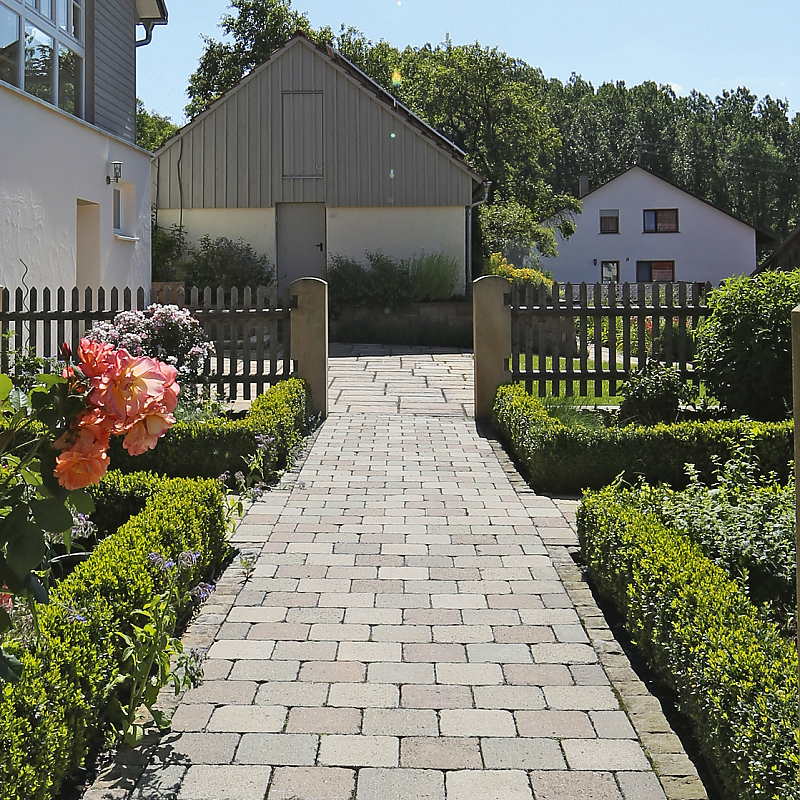 Gartenweg im Landhausstil mit TEGULA Pflastersteinen