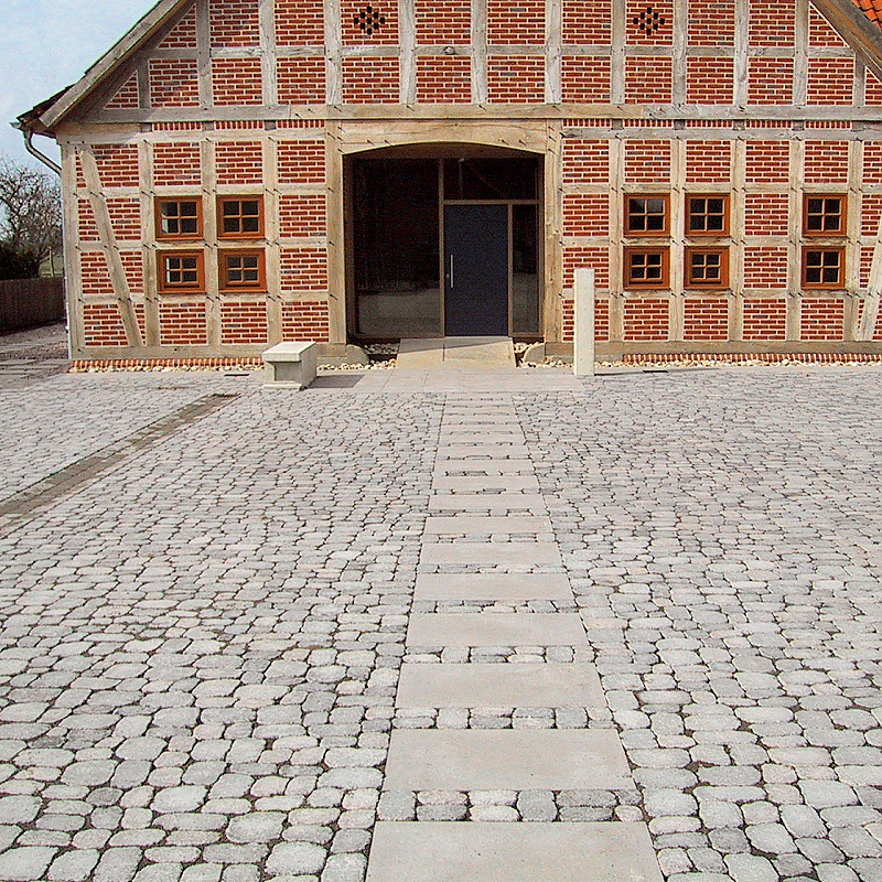 Hof im Landhausstil mit ARENA Pflastersteinen