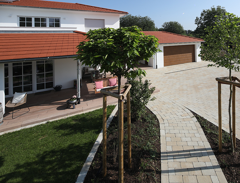 Hofeinfahrt im mediterranen Stil mit TEGULA Pflastersteinen