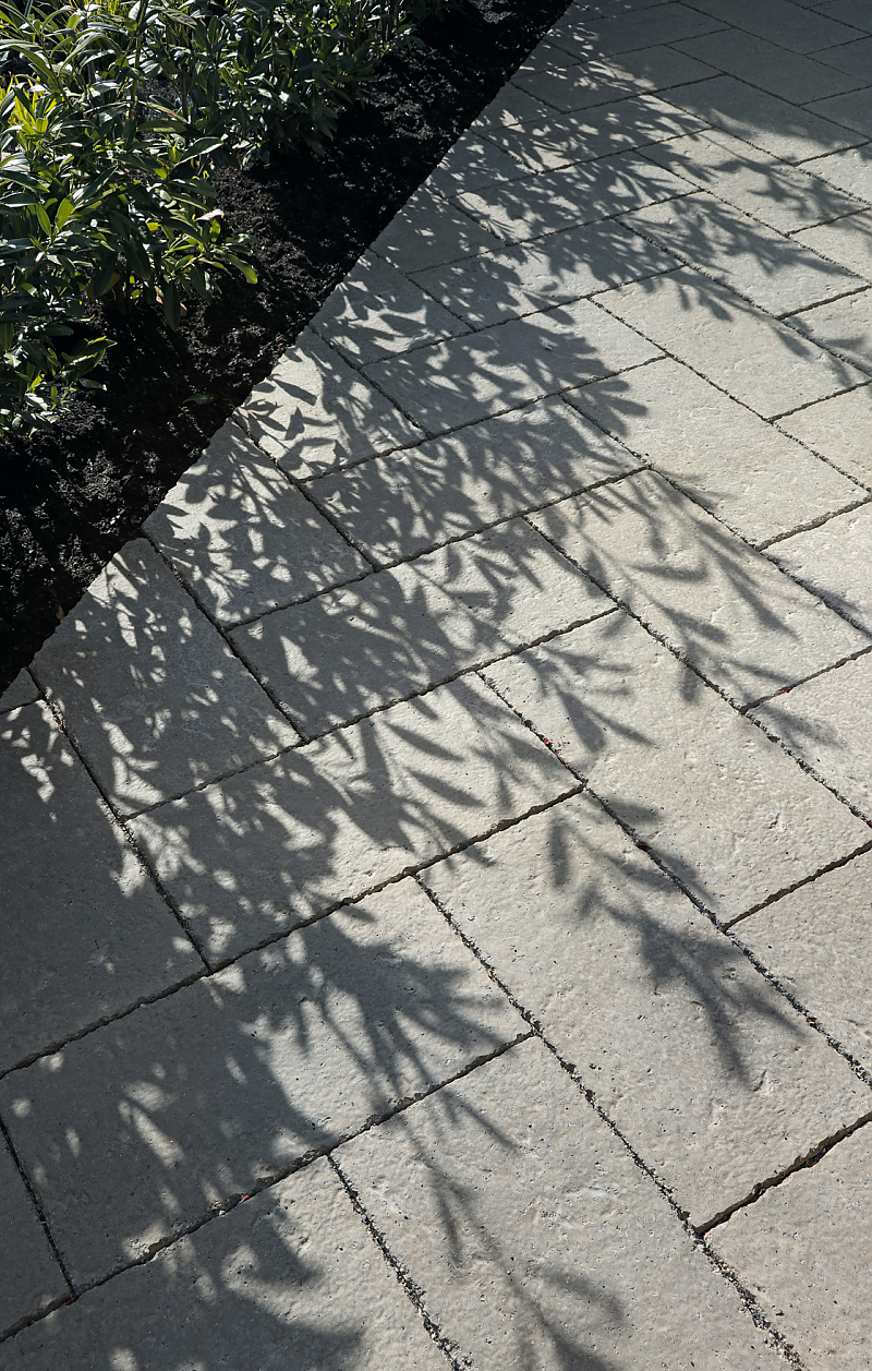 Gartenweg im mediterranen Stil mit SANTURO Terrassenplatte