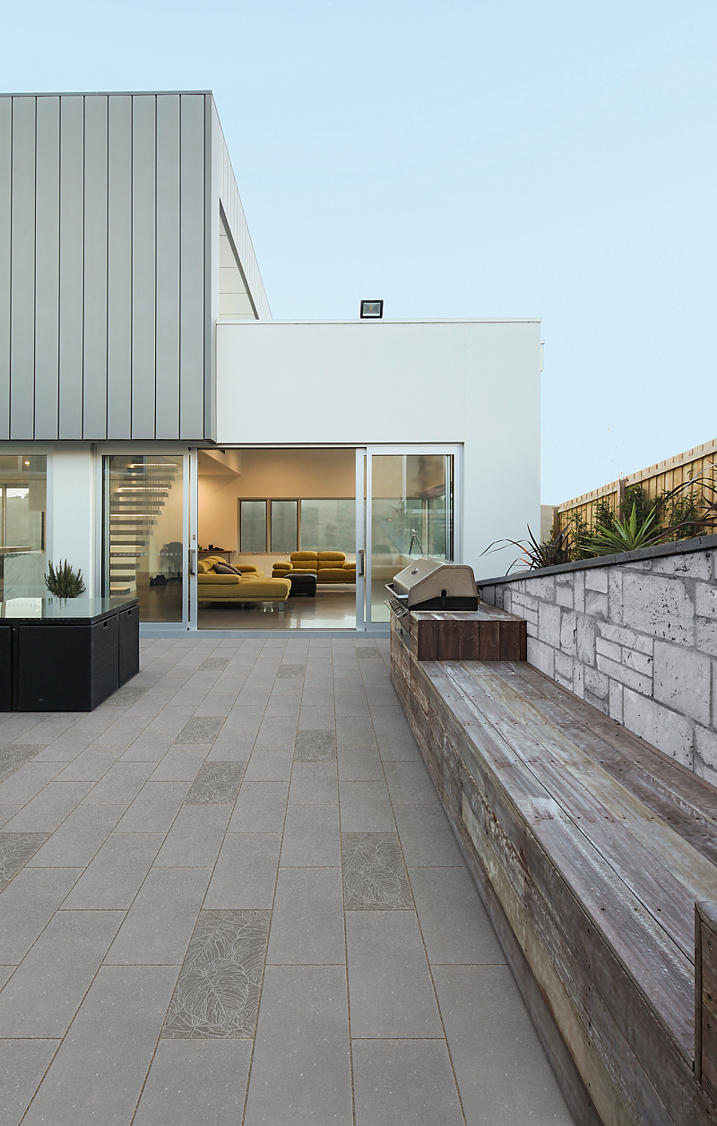 Moderne Terrasse mit BIOFILA Terrassenplatten