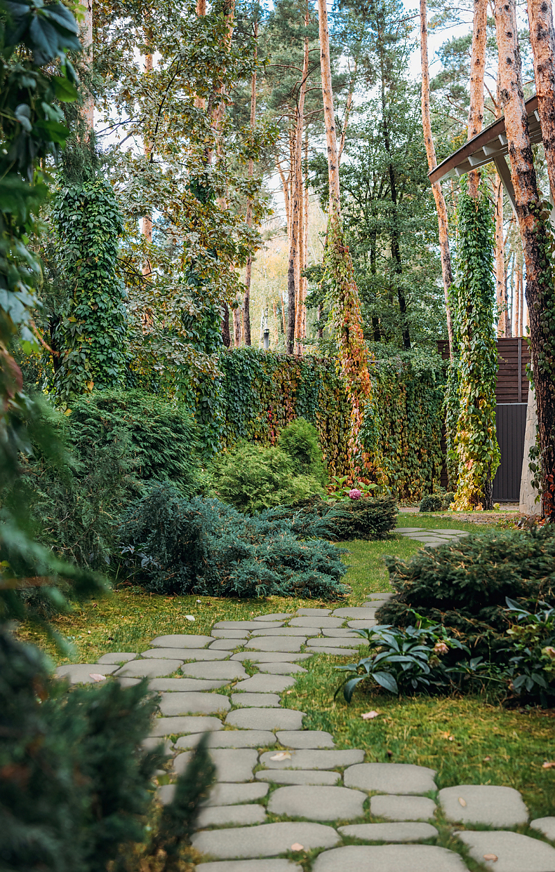 Romantischer Gartenweg mit ARENA Pflasterplatten