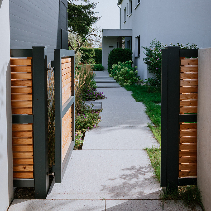 Gartenweg mit PODIUM ARCHITEKTUR Platten