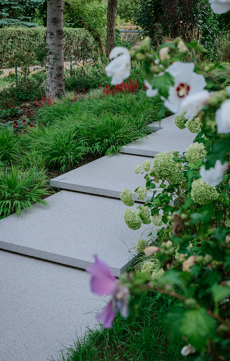 Gartenweg mit PODIUM ARCHITEKTUR Platten