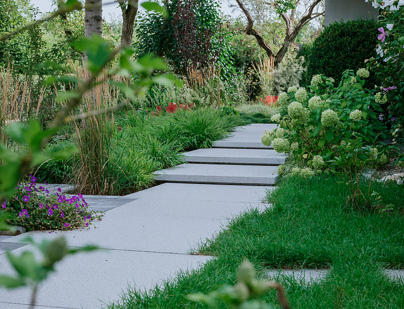 Gartenweg mit PODIUM ARCHITEKTUR Platten