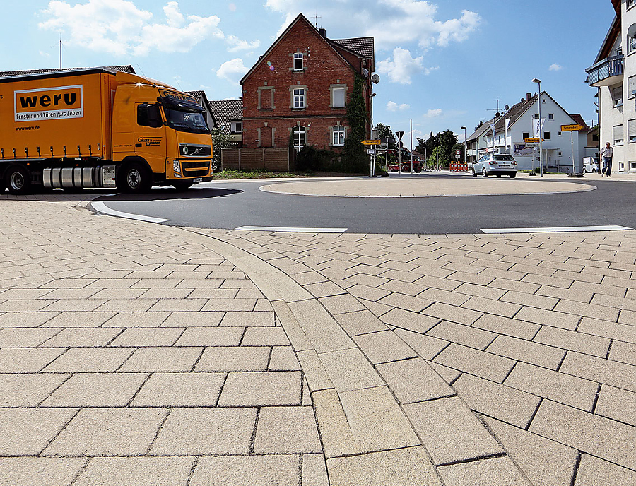 Straßenabschnitt mit  PARK AVENUE Randstein-Entwässerungs-System 