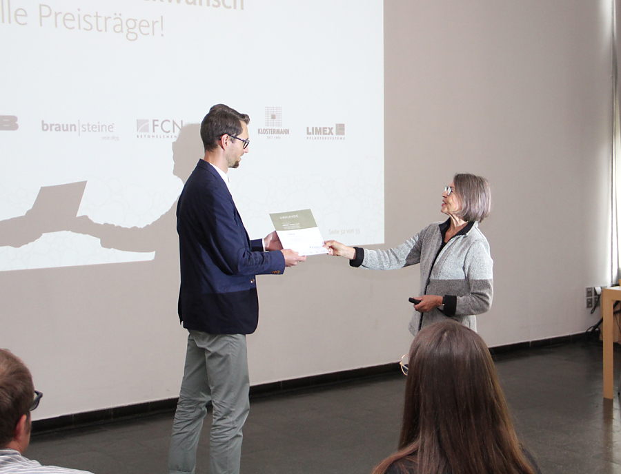 Ein Preisträger erhält seine Urkunde von Bü Prechter.