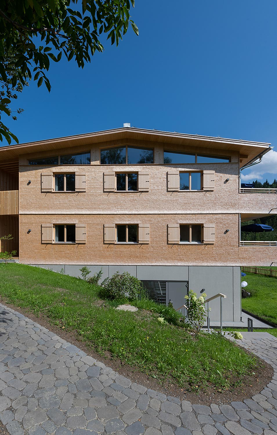 ARENA Pflaster vor der Wellness Ferienwohnung