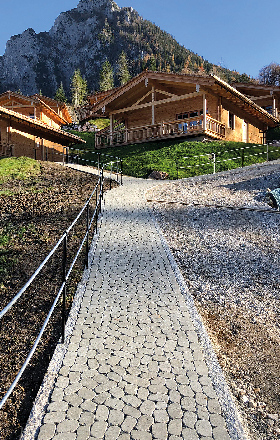 ARENA Pflaster vor einer Alpenhütte