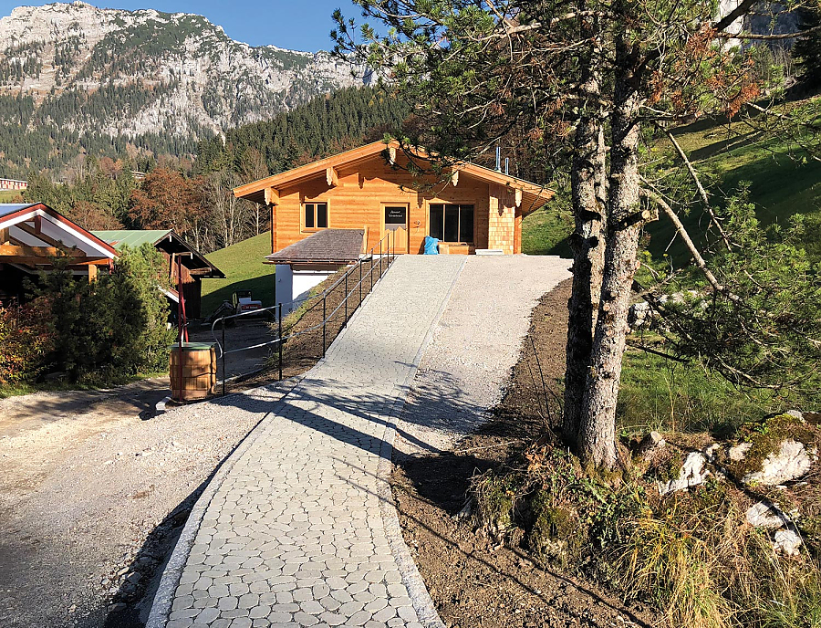 ARENA Pflaster vor einer Alpenhütte