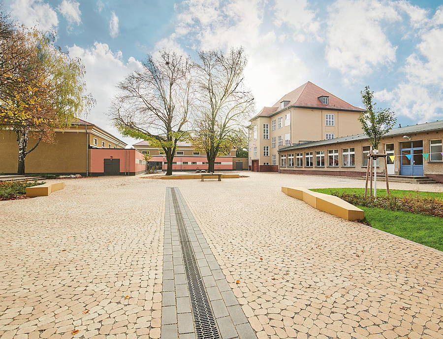 ARENA Pflaster in einem Schulhof