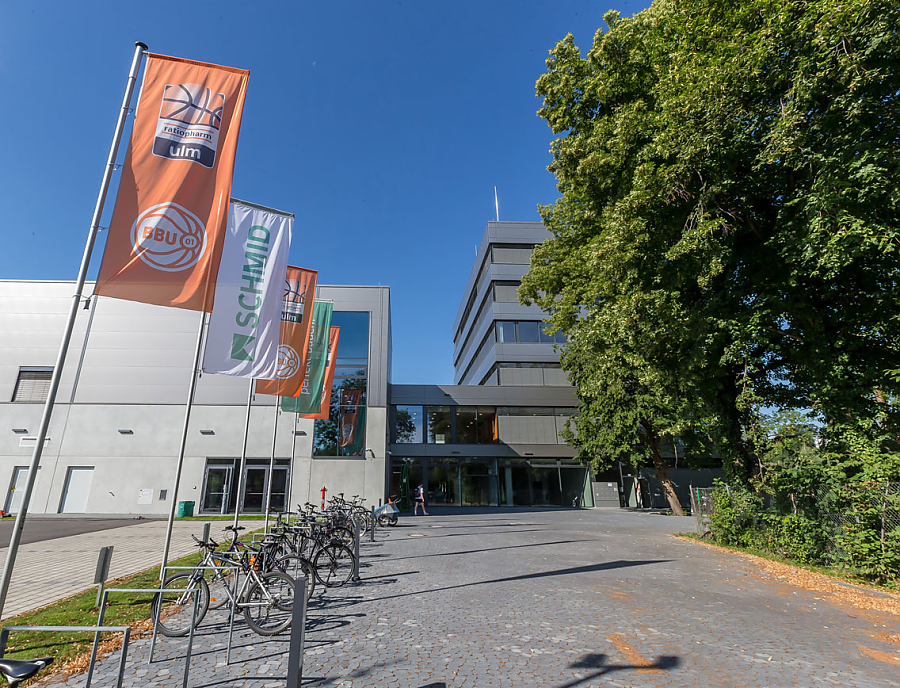 ARENA BEL CANTE Pflastersteine vor dem OrangeCampus in Neu-Ulm