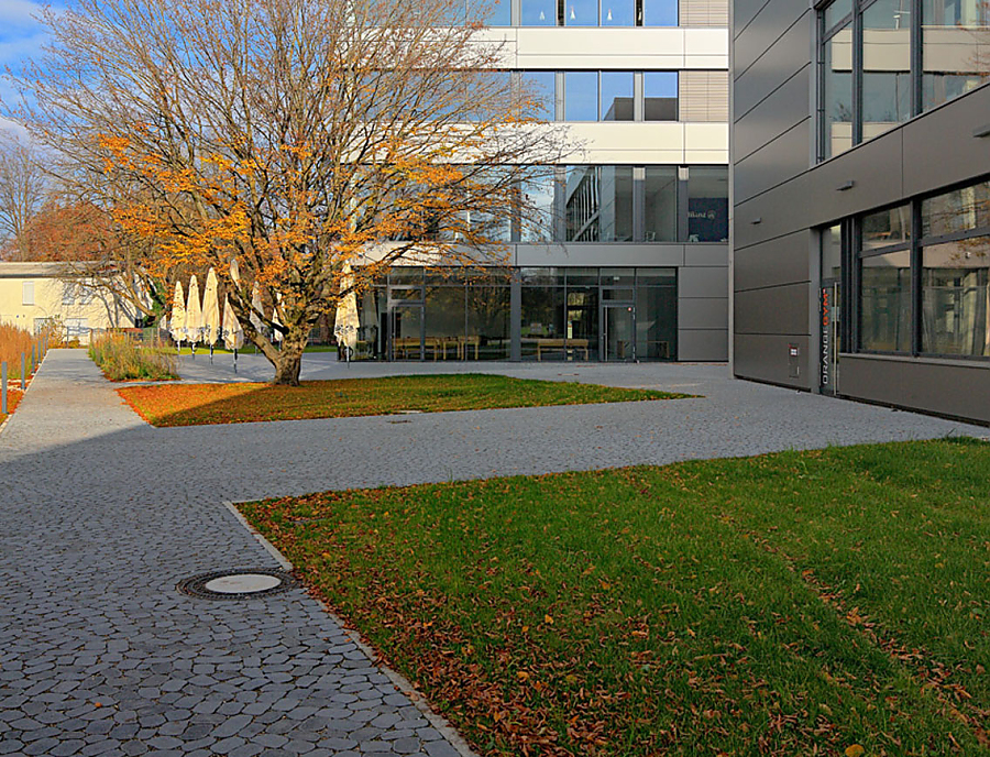 ARENA BEL CANTE Pflastersteine vor dem OrangeCampus in Neu-Ulm