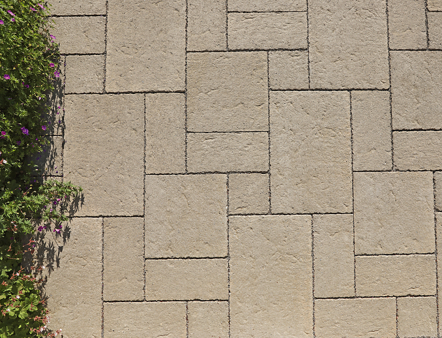 Verlegte Fläche von SANTURO Terrassenplatte im Römsichen Verband