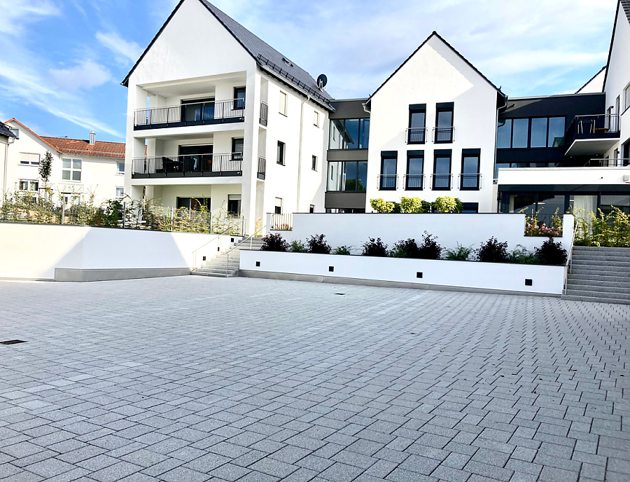 Seniorenwohnheim im Dorfzentrum Bernstadt gepflastert mit ARCADO in Opalgrau