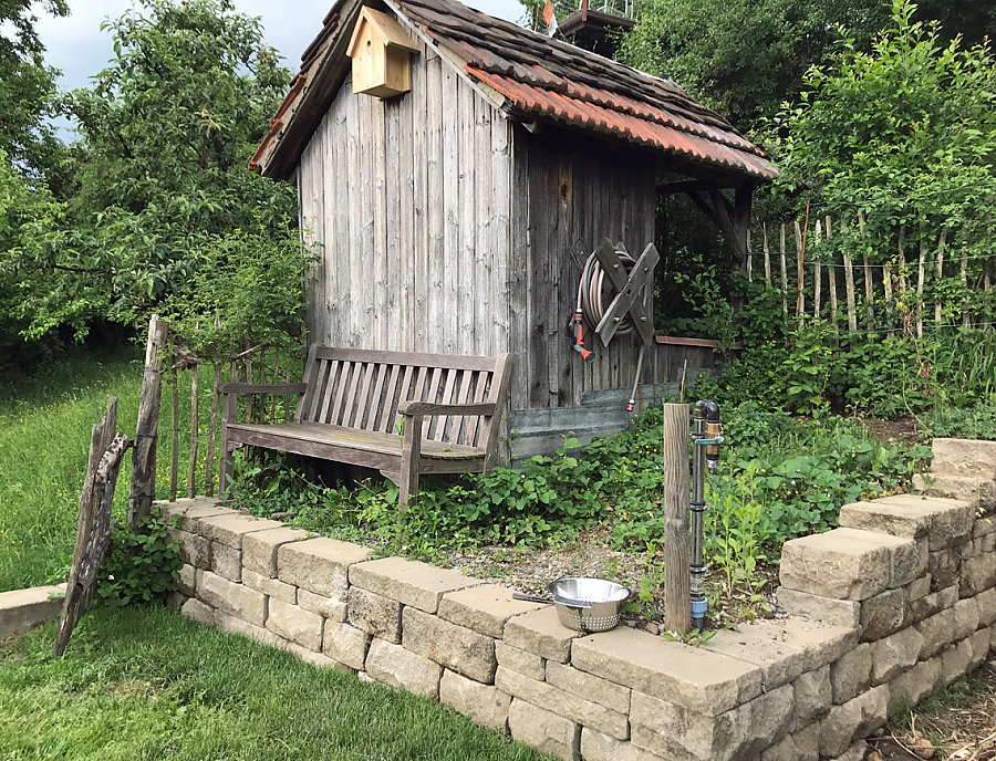 Garten mit SANTURO ökologische Weinbergmauer