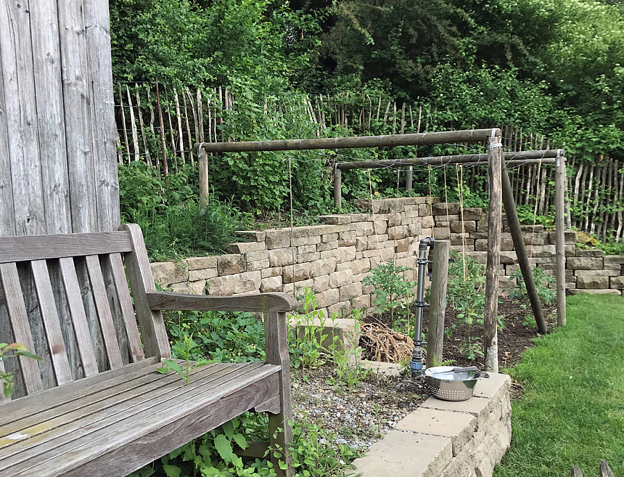 Garten mit SANTURO ökologische Weinbergmauer