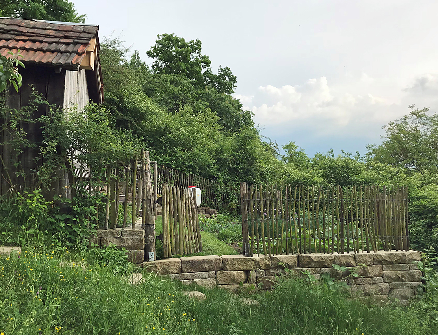 Garten mit SANTURO ökologische Weinbergmauer