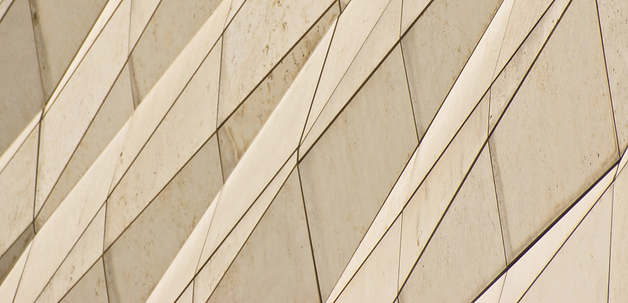 Fassade mit geometrischen Formen in Greige