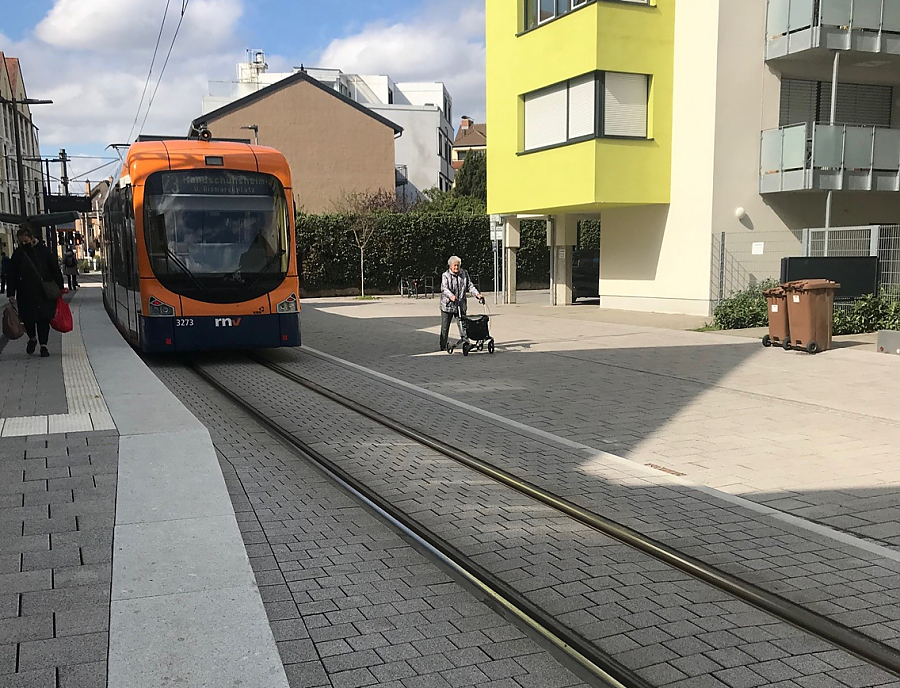 Stadtbahn Leimen mit Pflasterbelag