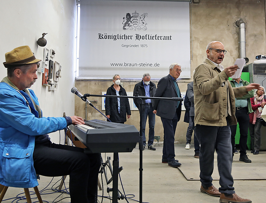 Reiner Schlecker und ein Musiker bei der Vernissage