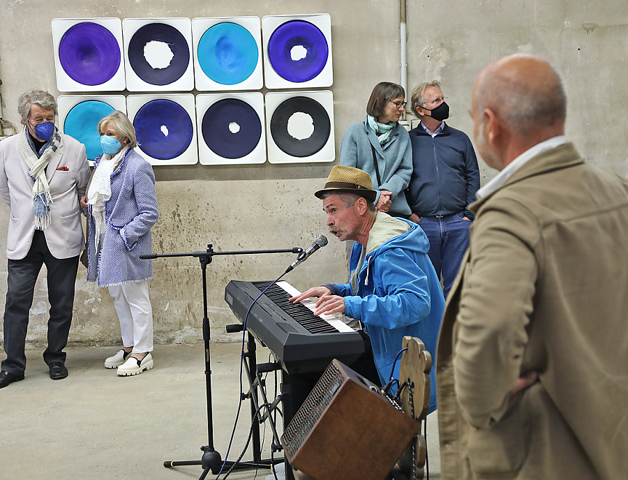 Reiner Schlecker und ein Musiker bei der Vernissage