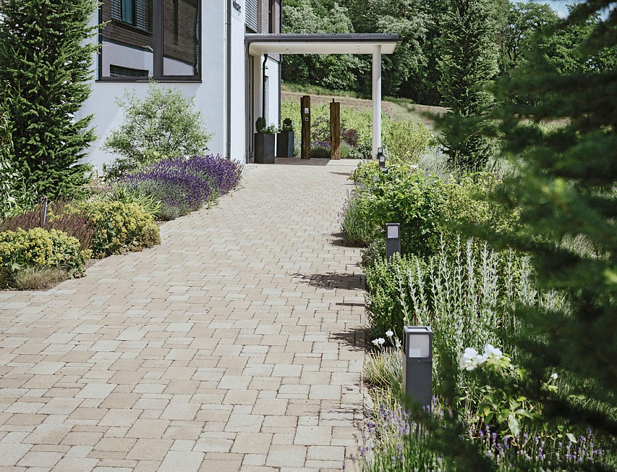  TEGULA Nr. 129 Kalkstein-Schattiert in einem Eingangsbereich