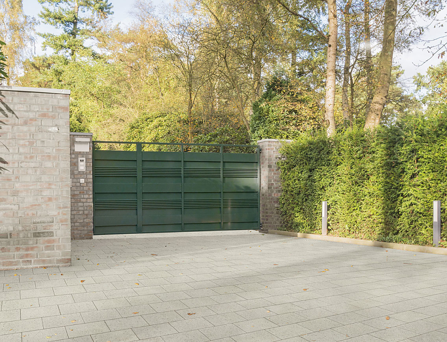Hofeinfahrt mit LAMBADA FORTE PLANLINE Nr. 123 Beige